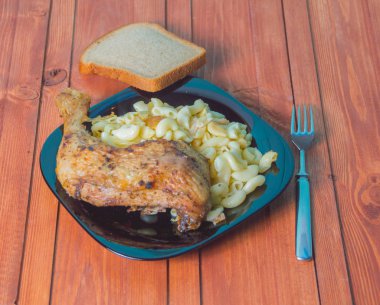 masaya bir tabak makarna Tavuk ile içinde.