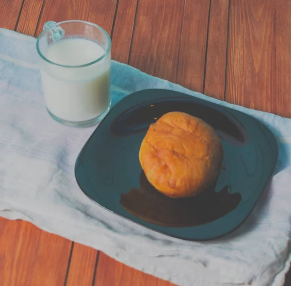 Pie dan susu, makanan ringan di atas meja . — Stok Foto