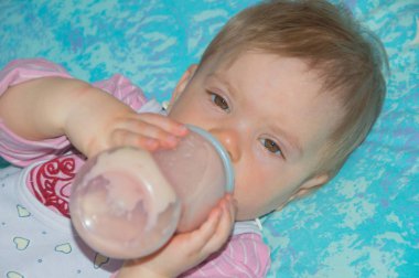 şişe, yakın çekim tutarken bebek yiyor.