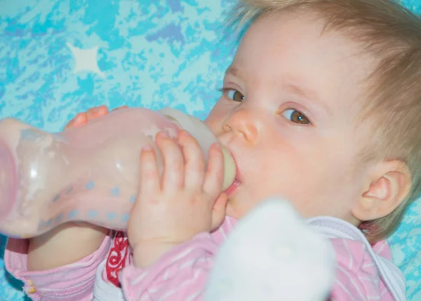 Dziecko zjada z butelki, zbliżenie. — Zdjęcie stockowe