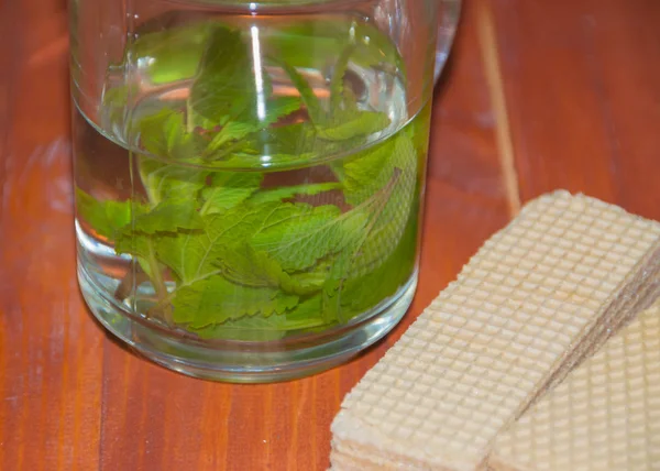 Zbliżenie na stole ziołowej herbaty i gofry. — Zdjęcie stockowe