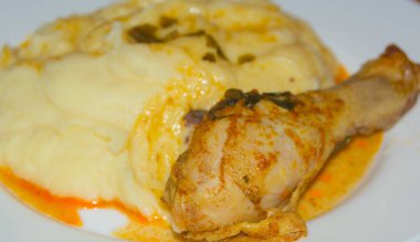 patates püresi ve et suyu ile tavuk budu.