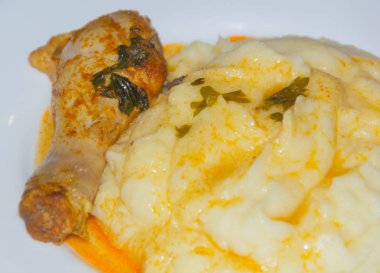 Beyaz tabakta closeup kızarmış tavuk budu ile patates püresi