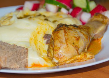 plaka tablo üzerinde kızarmış tavuk jambon ile sebze, closeu