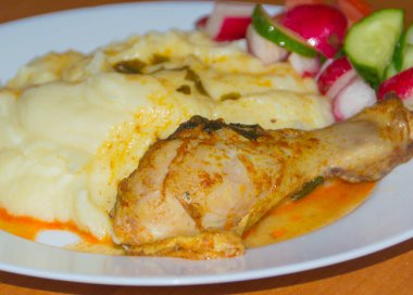 Tablo tabağına sebzeli tavuk jambon kızarmış.