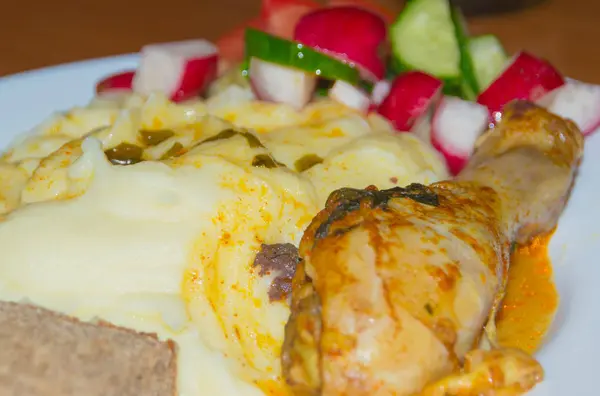 kızarmış patates püresi Kura ve sebze yemek tabağı closeu