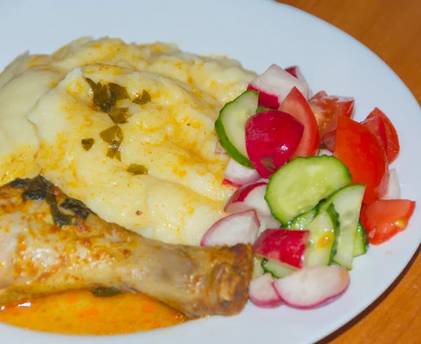 kızarmış patates püresi Kura ve sebze yemek plaka. 