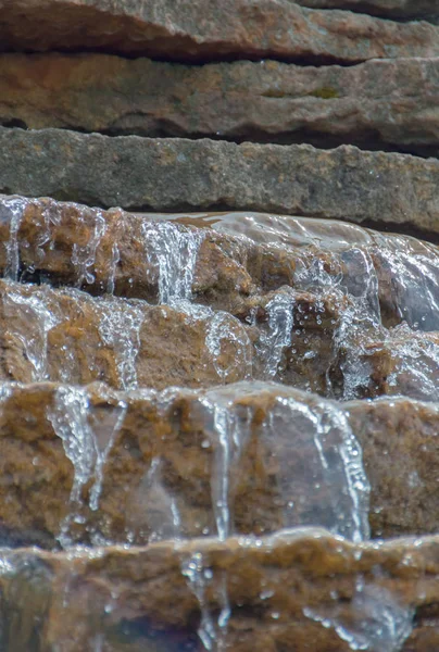 Primer plano, doblado las rocas que fluyen fondo del arroyo de agua . — Foto de Stock