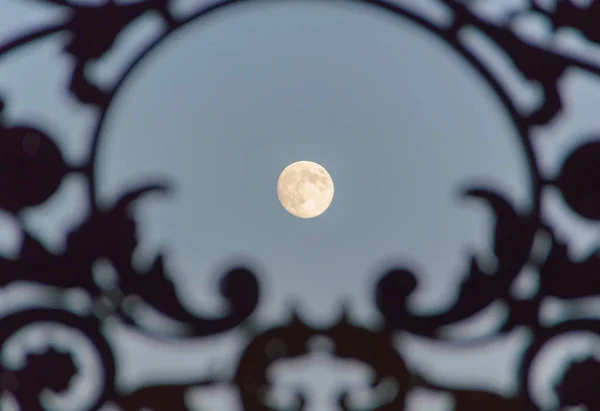 Op de achtergrond van de boog van de maan bij nacht. — Stockfoto