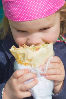 yakın çekim sokakta lokanta çocuk yiyor.