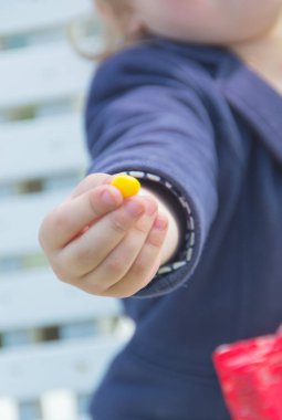 yakın çekim, bir çocuk şeker elinde.