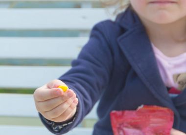 bir çocuk portre şeker elinde.