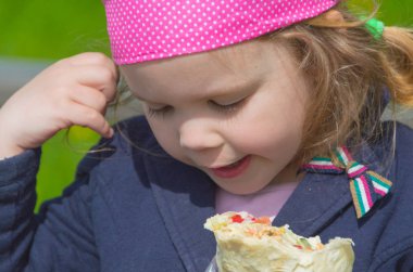 sokakta lokanta çocuk, yakın çekim yemek.