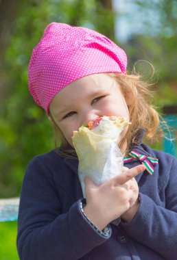 bir güneşli gün beslenme çocuk, closeup dışarıdan.