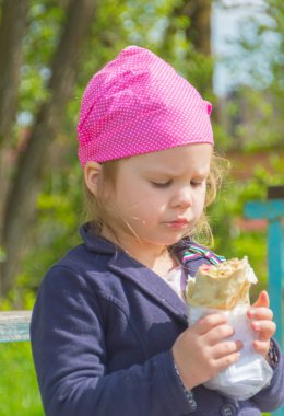 Çocuk lokanta Park, closeup yiyor..
