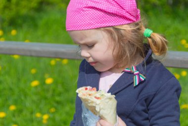 Çocuk lokanta parkta yiyor..