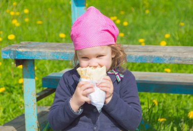 lokanta sokakta yürüyen çocuk yiyor.