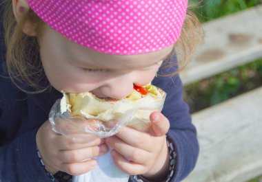 Çocuk Parkı closeup yiyor.