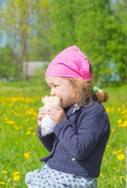 Parkta yürüyüş, çocuk hızlı yemek yiyor.