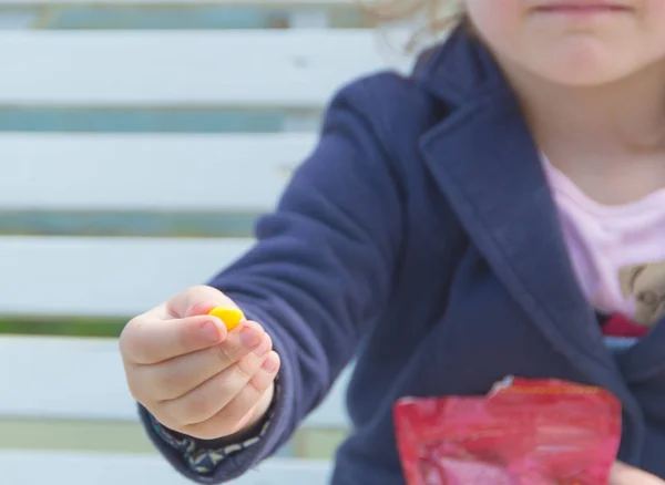 Bir çocuk portre şeker elinde. — Stok fotoğraf