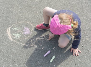 kaldırım tebeşir üzerinde bir kişinin kız bebek çizer.