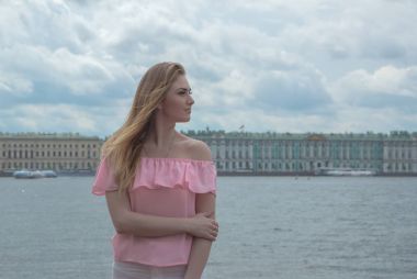 pembe bluz Nehri yakınında güzel kız.