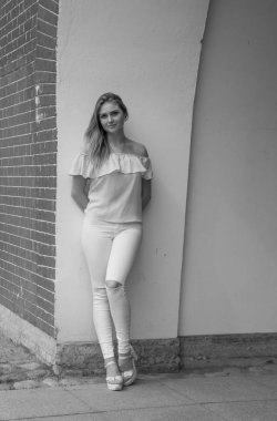 siyah ve beyaz tuğla duvar çekici bir kızdır.