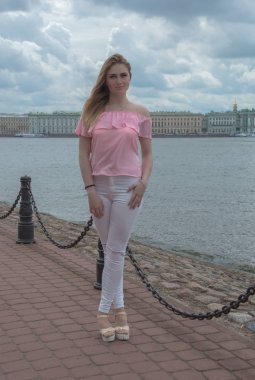 çevre nehir çekici bir kız yürüyor.