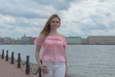 Gezinti çekici bir kız pembe bluz içinde yürür..