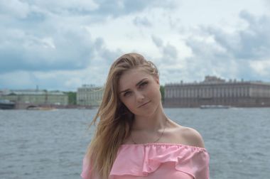 çekici bir kız closeup mesire yürür.