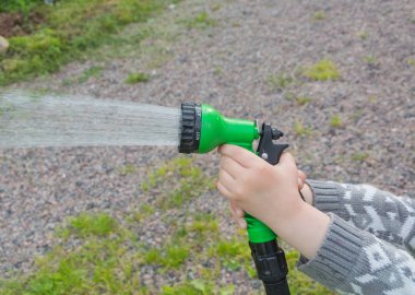 çim sulama bahçe hortumu ile duş.