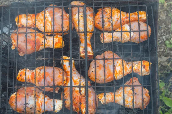 Closeup on the coals prepared chicken. — Stock Photo, Image