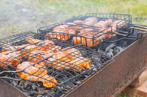 Zbliżenie na grill grilla nogi kurczaka. — Zdjęcie stockowe
