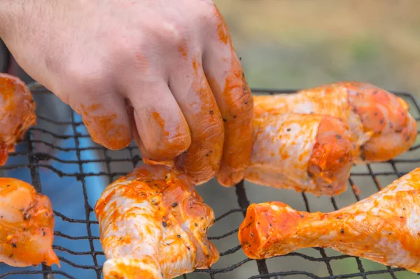 Na grill grilla Zupa cebulowa ręce zbliżenie. — Zdjęcie stockowe