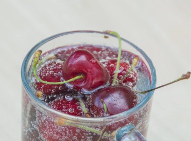 içinde cam Olgun Kiraz kabarcıkları.