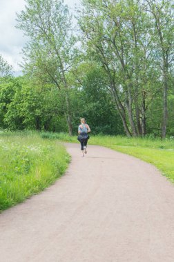 bulutlu bir günde kız atlet Jogging parkta olduğunu.. 