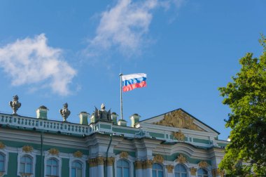 üzerinde bina rüzgarda Rusya bayrağı geliştirir..