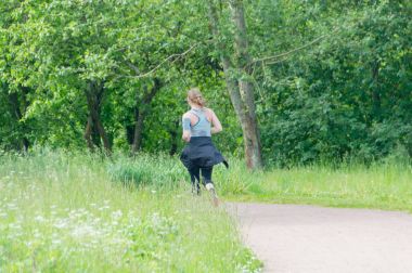 Jogging parkta kız atletidir.