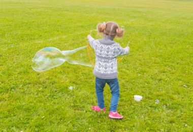 geri Park bebek kız bu tür büyük baloncuklar ile.