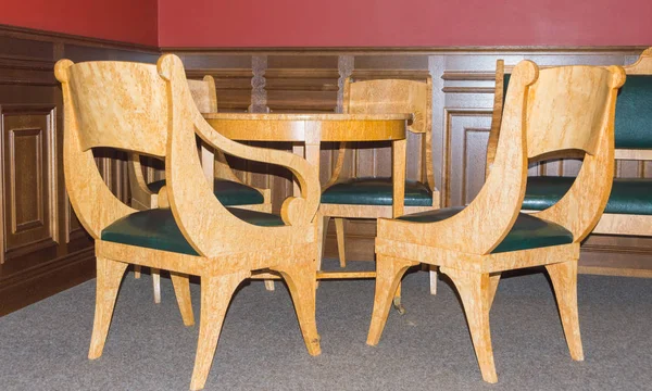 Een plek voor vergaderingen, vintage stoelen en tafel. — Stockfoto