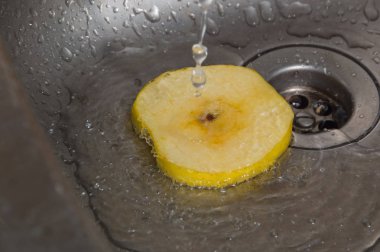  lavaboda su sprey ve sarı elma dilim için.