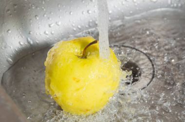 sarı elma çalıştırarak lavaboya su.