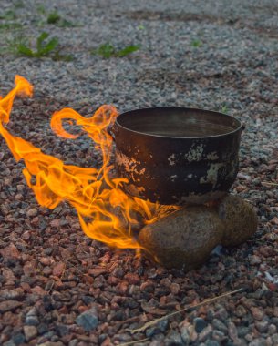 parlak bir alev ile yanmak taşlar ve kamp pot.