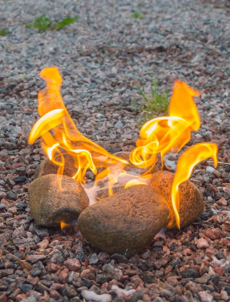 A a queimadura com umas pedras de chama brilhantes . — Fotografia de Stock