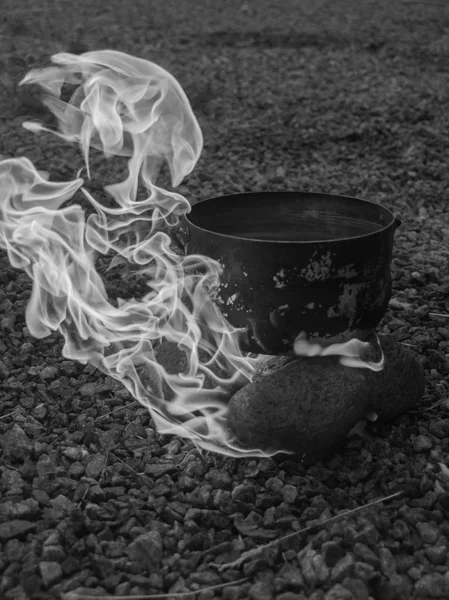 Чорно-білий, камені горять яскраво з вогнем з — стокове фото