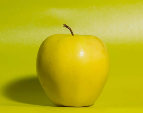 Primo piano su sfondo verde giallo mela . — Foto Stock