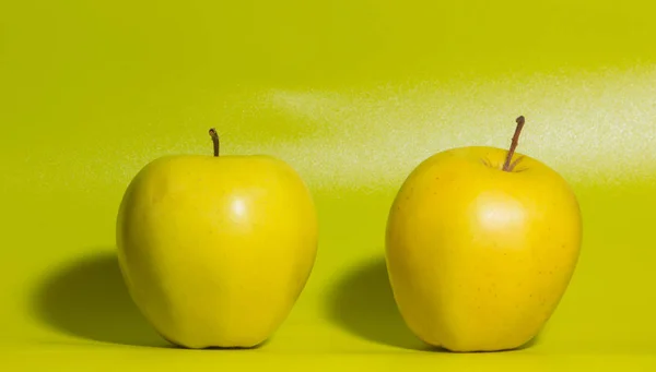 Primo piano, mela gialla su sfondo verde . — Foto Stock