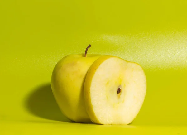 Su sfondo verde mela gialla, primo piano . — Foto Stock