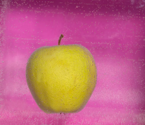 Su sfondo rosa Bolle di mela . — Foto Stock