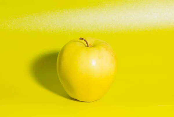 Mela gialla su sfondo verde, primo piano . — Foto Stock